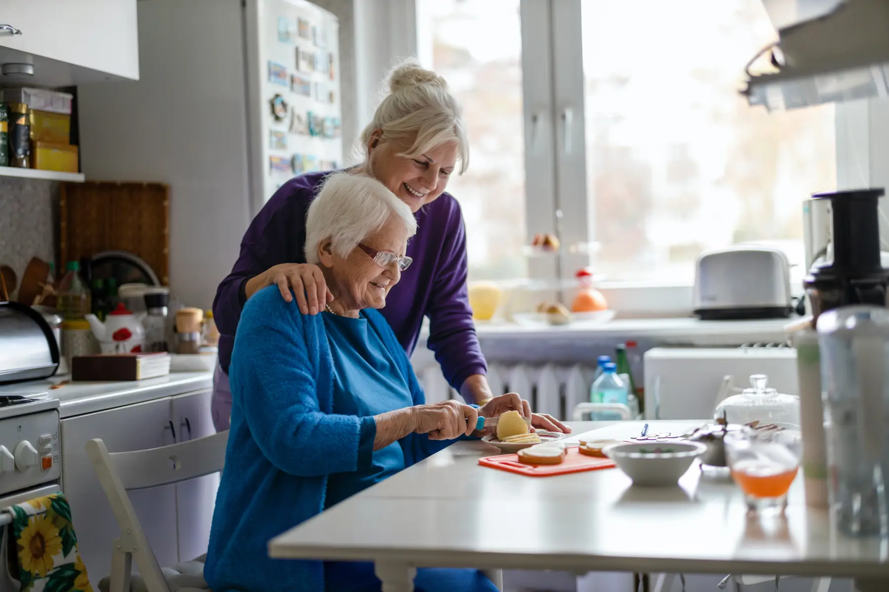 Eine Frau verbringt Zeit mit ihrer älteren Mutter zu Hause. Von Weiße Elfen München Süd UG